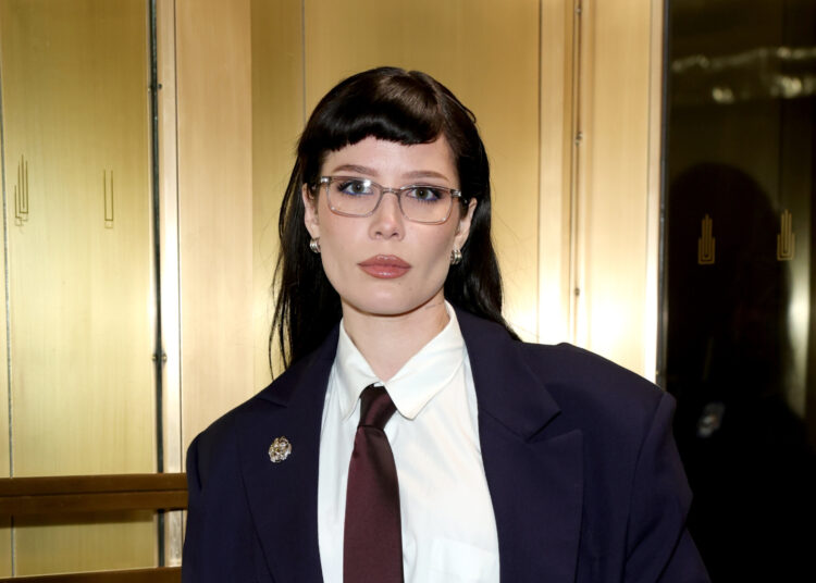 Ouça o novo single do punk-rock de Halsey 'Safeword'