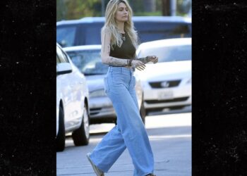 Paris Jackson pisca anel de noivado fora do estúdio de gravação em LA