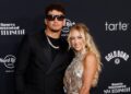 Patrick Mahomes ajuda a Brittany Mahomes com a amamentação