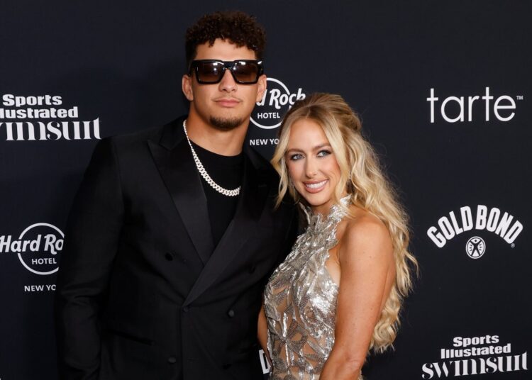 Patrick Mahomes ajuda a Brittany Mahomes com a amamentação
