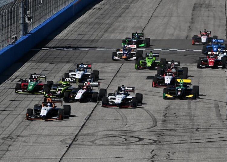 Peças de entretenimento Penske com o diretor da Indy NXT Buck