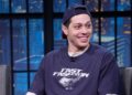 Pete Davidson mostra seu corpo sem tinta como um 'namorado oficial'