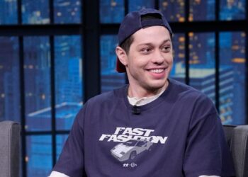 Pete Davidson mostra seu corpo sem tinta como um 'namorado oficial'