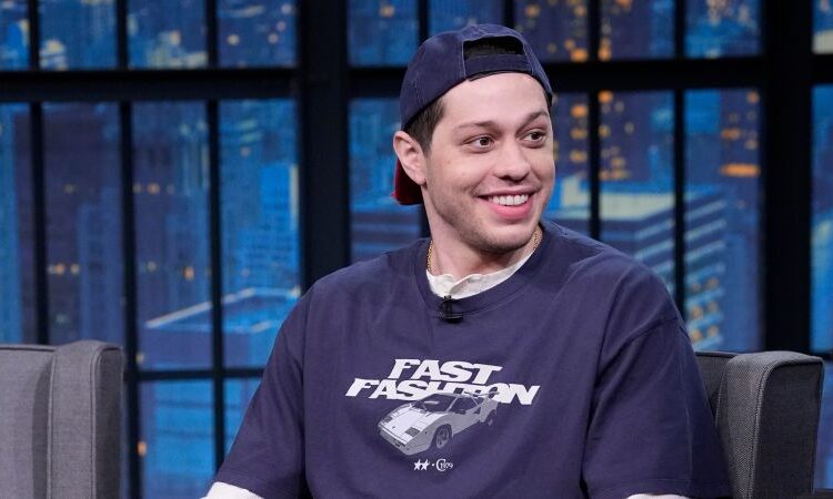 Pete Davidson mostra seu corpo sem tinta como um 'namorado oficial'