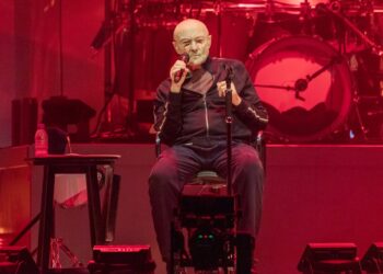 Phil Collins New Health Update, diz que está "muito doente"