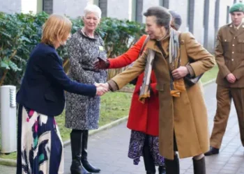 Princesa Anne agradece aos funcionários do Hospital Southmead após acidente