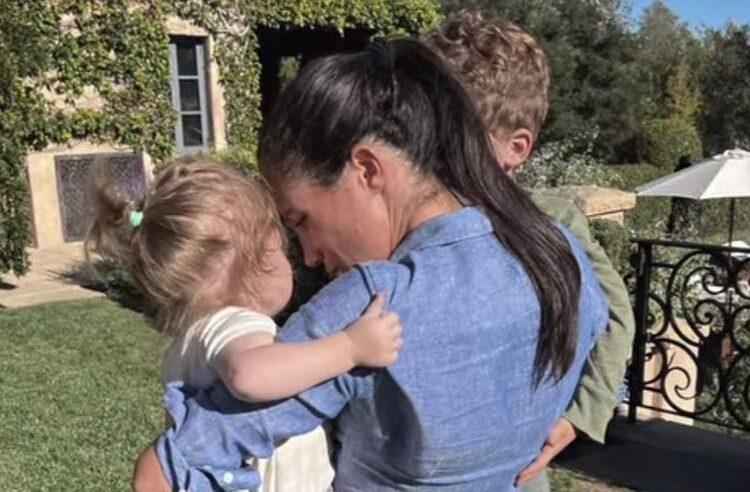 Príncipe Archie e Princesa Lilibet 'Super fascinado' enquanto Meghan Markle se transforma em um 'adolescente vertiginoso'