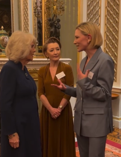 Rainha Camilla cercada por estrelas na celebração do teatro no Palácio de Buckingham