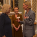 Rainha Camilla cercada por estrelas na celebração do teatro no Palácio de Buckingham