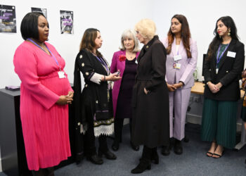 Rainha Camilla encontra sobreviventes de abuso doméstico