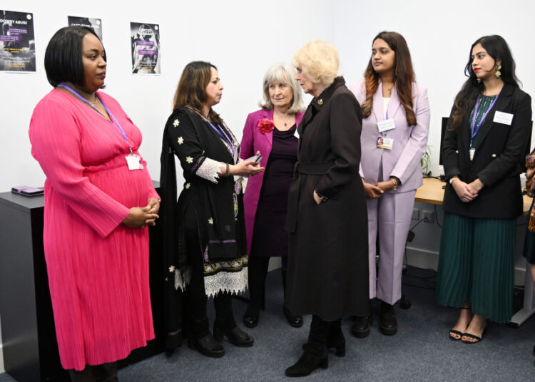 Rainha Camilla encontra sobreviventes de abuso doméstico