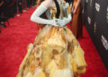Revista Glitter | Chappell Roan provoca a nova música 'The Giver' com outdoors acamparentes
