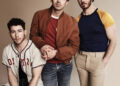 Revista Glitter | Jonas Brothers comemora 20 anos com novas músicas e projetos especiais