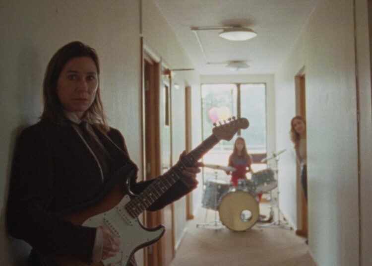 Richard Ayoade dirige o videoclipe para o novo single de Kim Deal