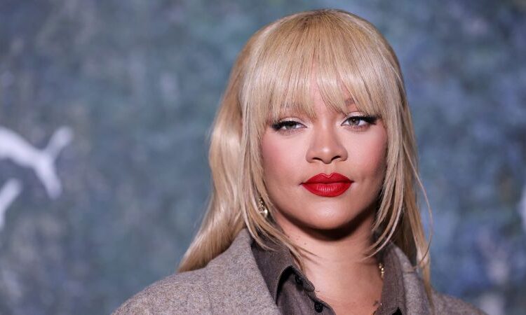 Rihanna nos dá a provocação mais sólida de novas músicas ainda, mas ainda não revelará quando vai cair