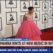 Rihanna sugere novas músicas chegando