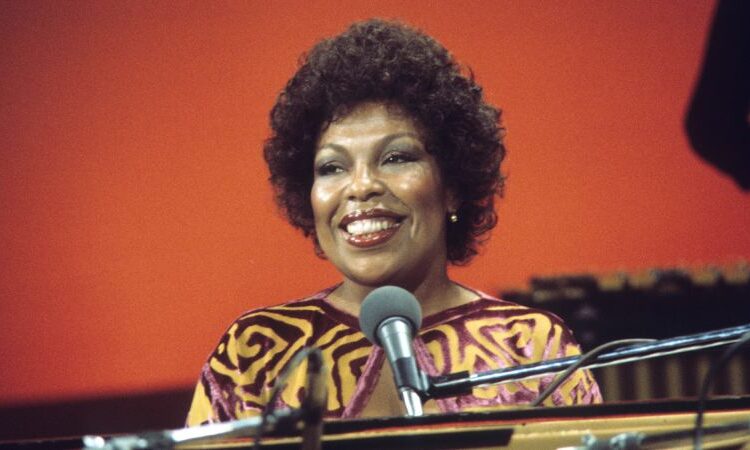 Roberta Flack, cantora premiada do Grammy, morta aos 88