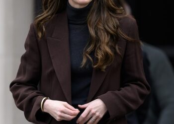 Royal Expert revela que Kate Middleton 'abaixou o pé' e parou de George, Charlotte e Louis participando da tradição de Gory Séculos.