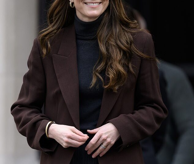 Royal Expert revela que Kate Middleton 'abaixou o pé' e parou de George, Charlotte e Louis participando da tradição de Gory Séculos.