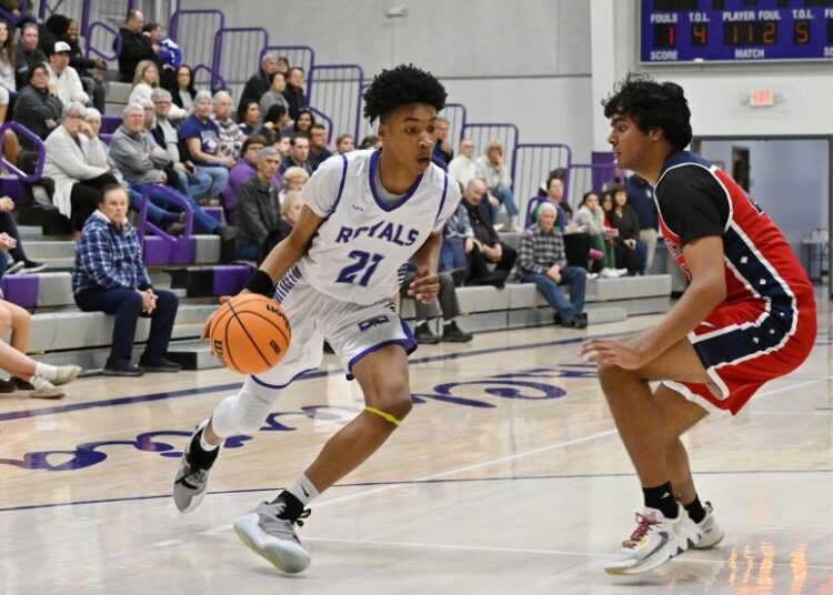Royals Boys 'Basketball Powers através de Mallards 56-34