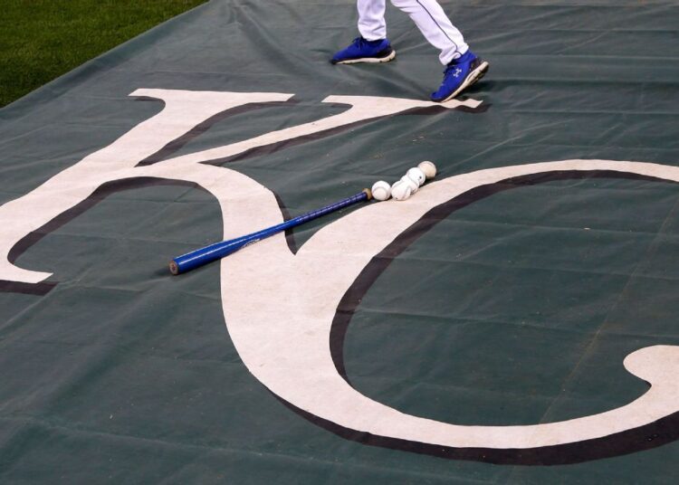 Royals estende GM JJ Picollo, pega a opção de Matt Quatro