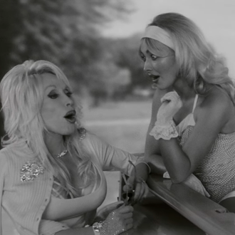 Sabrina Carpenter e Dolly Parton Duet em novo videoclipe