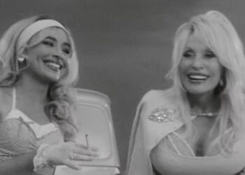Sabrina Carpenter se une a Dolly Parton para o novo 'Please Please Please' - assista ao videoclipe! | Dolly Parton, primeiro ouvido, música, videoclipe, Sabrina Carpenter | Just Jared: Notícias e fofocas de celebridades