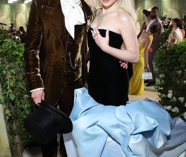 Sabrina Carpenter toma um golpe brutal para o ex Barry Keoghan em novo videoclipe com Dolly Parton