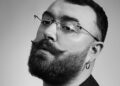 Sam Smith compartilha o novo single 'Love is a Stillness' com o videoclipe