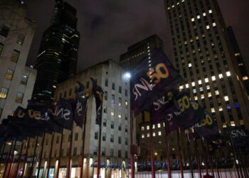 'Saturday Night Live' comemora 50 anos com comédia, música e uma multidão repleta de estrelas