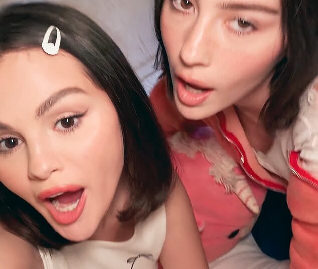 Selena Gomez abraça na cama com Gracie Abrams no videoclipe de novo single Call Me quando você terminar