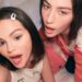 Selena Gomez abraça na cama com Gracie Abrams no videoclipe de novo single Call Me quando você terminar