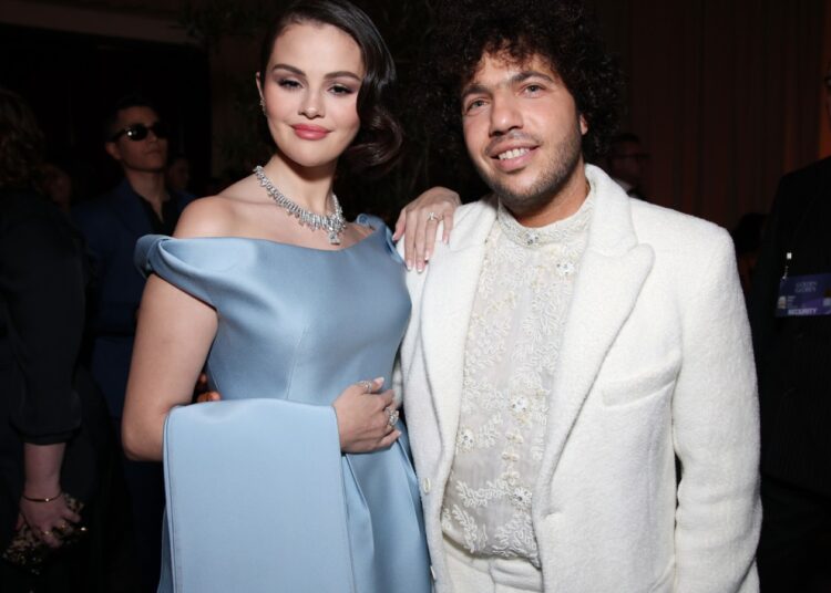 Selena Gomez provoca a nova música 'Talk' com Benny Blanco