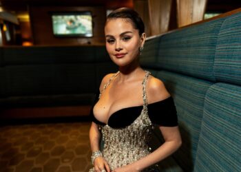 Selena Gomez provoca a nova música sensual 'Talk' com Benny Blanco: Ouça