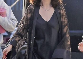 Selena Gomez usa lingerie preta no set de novo videoclipe com Benny Blanco