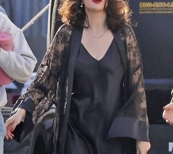 Selena Gomez usa lingerie preta no set de novo videoclipe com Benny Blanco