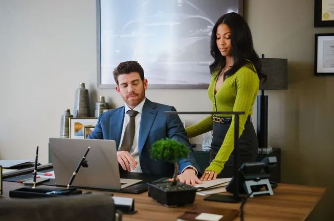 'Ternos la' review: o show está uma bagunça