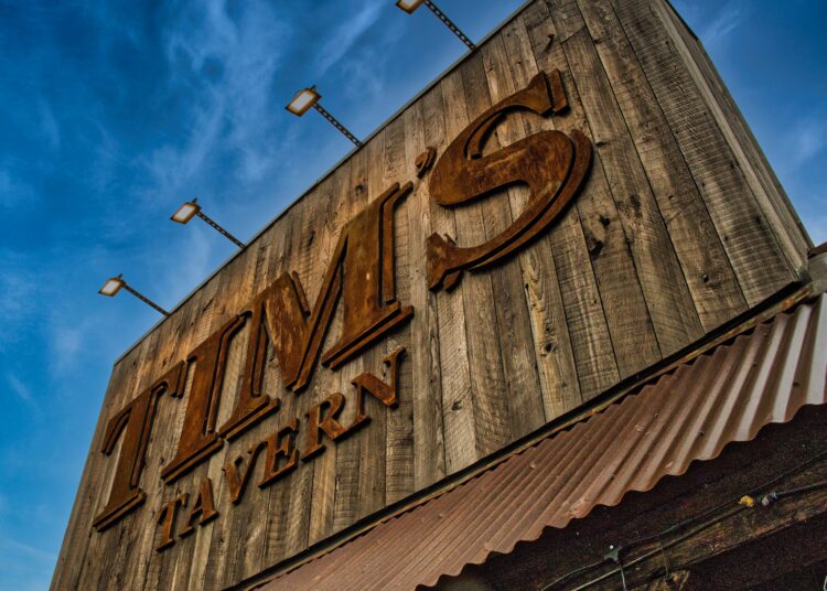 Tim's Tavern: uma gema central branca forja a frente com um novo palco e um coração cheio de música