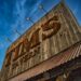 Tim's Tavern: uma gema central branca forja a frente com um novo palco e um coração cheio de música