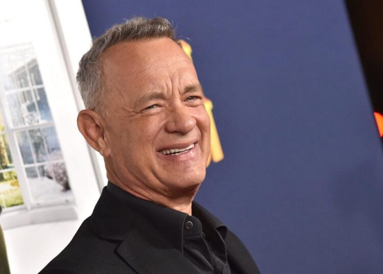 Tom Hanks sob fogo por retratar 'nojento' do apoiador do MAGA no 'SNL 50'