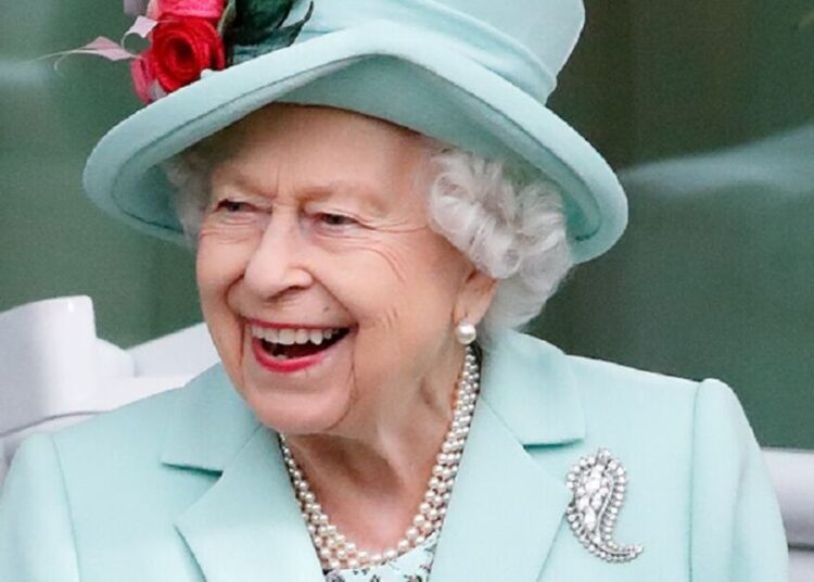 Três itens essenciais A rainha Elizabeth ficou em sua bolsa - alguém pode | Real | Notícias