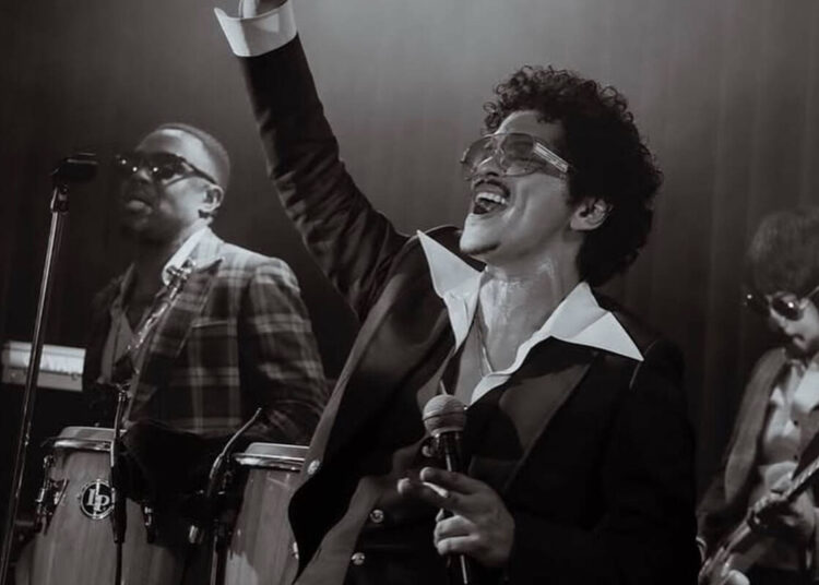 'Um lugar mágico.' Bruno Mars interpreta o 1º aniversário de seu clube de strip de Las Vegas | Kats | Entretenimento