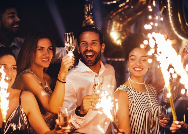 Véspera de Ano Novo 2024 em Perry Hall: Murder Mystery, Bowling, Live Music