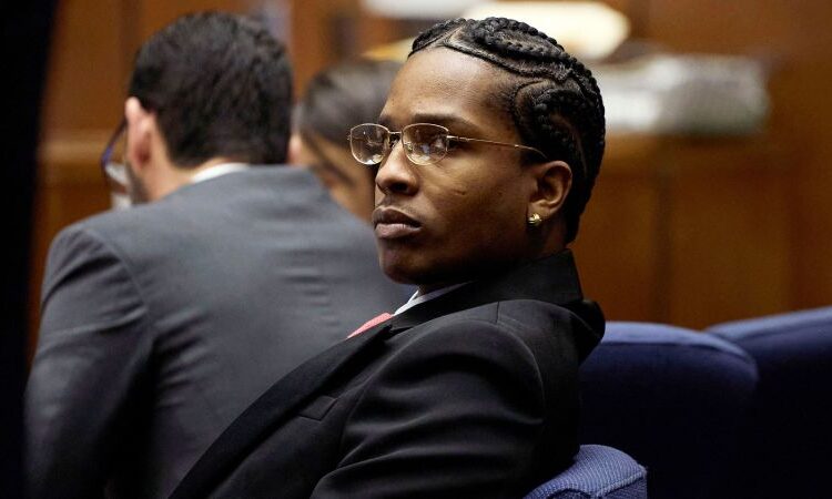 Vídeo: Assista Moment A $ AP Rocky abraça Rihanna depois de não culpado veredicto