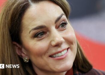 Visita da prisão de Kate para conhecer mães e bebês