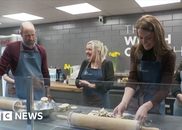 William e Kate fazem bolos galeses em Pontypridd Royal Bake-Off