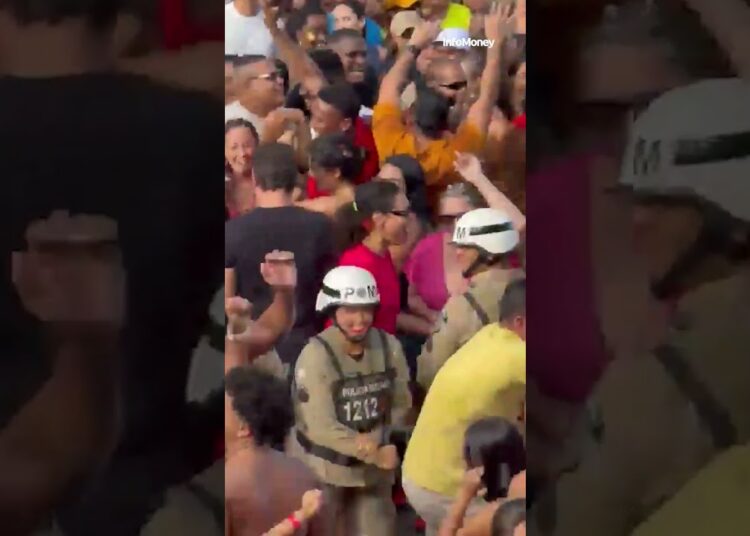Saulo e Polícia Militar criam momento inusitado no Carnaval de Salvador