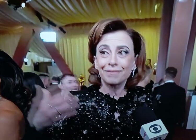 Fernanda Torres no Oscar, entrevista em português no tapete vermelho #oscars