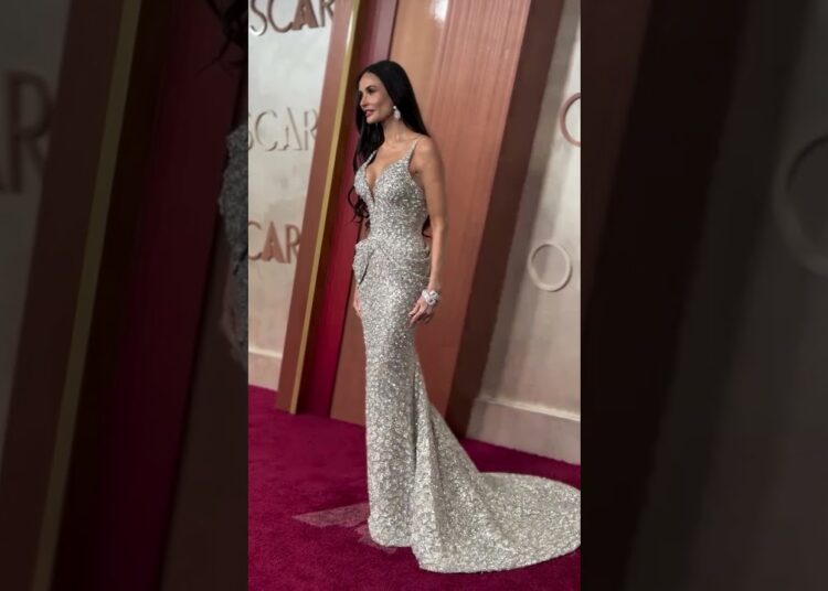 Concorrente de Fernanda, Demi Moore mostra look cravejado no Tapete Vermelho #shorts