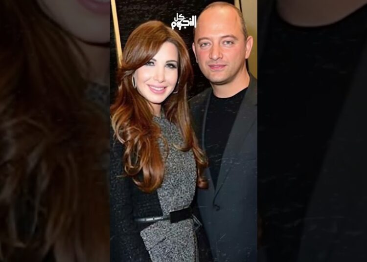زوج نانسي عجرم ينتقدها على المسرح